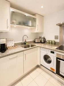 The Paddington Residence - Paddington Central, Balcony with Canal Views, Air Con, Parking