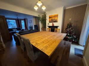Coastal Group Stay - Sleeps 13 - Garden Parking