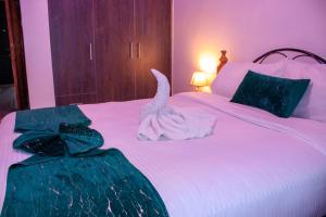 Luxury Getaway Ensuite w Lake View, Park View, 3 Balconies, 5G Wifi, Near CBD