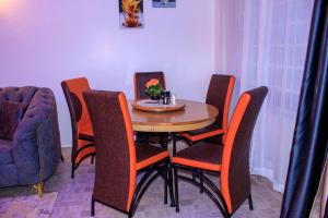 Luxury Getaway Ensuite w Lake View, Park View, 3 Balconies, 5G Wifi, Near CBD