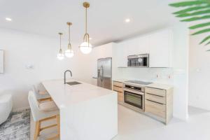 Elegant NEW 3BR Villa with Pool Walk to Beach