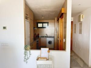 Apartamento con terraza, vistas al mar y piscina