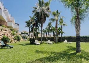 Apartamento con terraza, vistas al mar y piscina