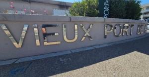 GOLFE-JUAN, grand T1 lumineux , piscine , parking & plage pour 4 personnes