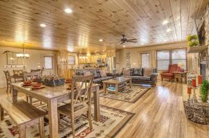 Mountain Views for 14, Hot Tub, Game Room, Theater, Community Pool, Peaceful Wears Valley Home, 30 Mins to Dollywood and Gatlinburg, 24 Hr Hospitality