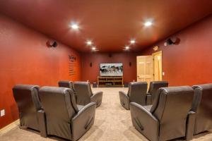 Mountain Views for 14, Hot Tub, Game Room, Theater, Community Pool, Peaceful Wears Valley Home, 30 Mins to Dollywood and Gatlinburg, 24 Hr Hospitality