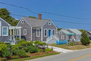 Sandy beach cottage on Wellfleet Bay