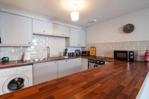 8 mins Glasgow Airport -Near Train & City- Paisley