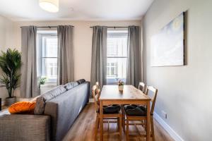 8 mins Glasgow Airport -Near Train & City- Paisley