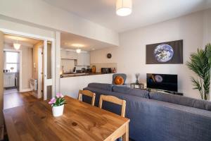 8 mins Glasgow Airport -Near Train & City- Paisley