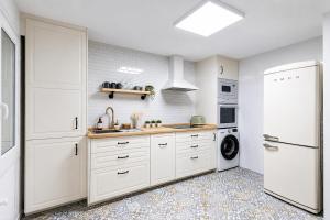 Luxury Old Town Apartment - Terrace and Private Parking