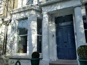 Exceptional guest rated 1 bedroom Kensington apartment with Super Wifi