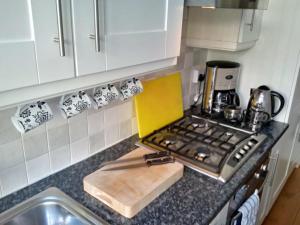 Exceptional guest rated 1 bedroom Kensington apartment with Super Wifi