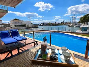 BLAU Apartamento frente a los canales y las puestas de sol de Roses