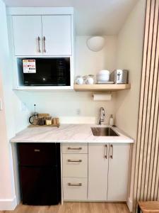 NEW Modern Oceanside Suite with King Bed, Water Views, Resort Pool & Hot Tub