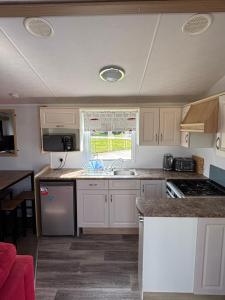 Family-Friendly 3-Bed Caravan Recently Renovated on Seven Bays Holiday Park, Padstow