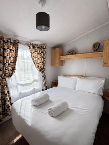 Family-Friendly 3-Bed Caravan Recently Renovated on Seven Bays Holiday Park, Padstow