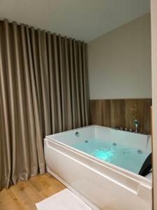 JACUZZI LIVING TIRANA center 1