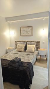 Logement climatisé rénové avec cour, Parking gratuit, Proche Festival et remparts