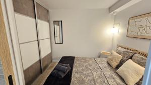 Logement climatisé rénové avec cour, Parking gratuit, Proche Festival et remparts