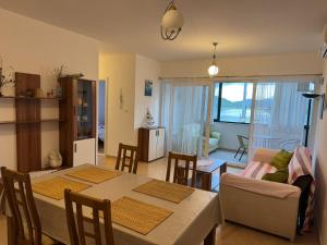 2 bed Comfy Gem: Functional, Ideal Location, Steps to the Beach