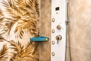 Monolocale elegante con design moderno e atmosfera tropical chic
