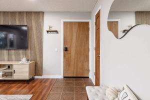 Downtown Urban Retreat Sleeps 4 King Bed