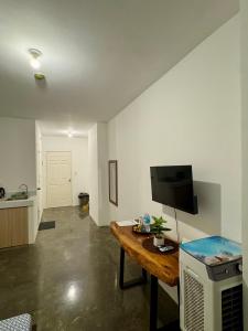 Isaiah 4110 Condo Stay