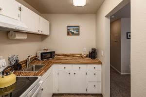 Historic Downtown Deco Queen Studio