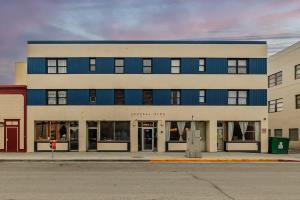 Historic Downtown Deco Queen Studio