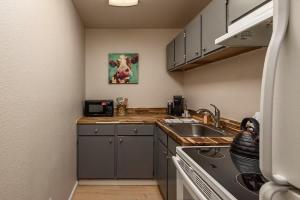 Spacious King Historic Art Deco Studio