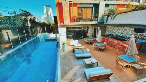 Your oasis in Zona 10 pool, jacuzzi GYM comfort