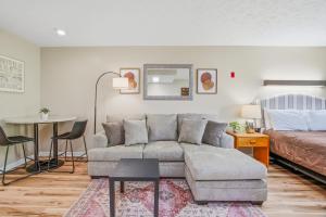 Relaxing Studio Sleeps 4 Near Golf & Douglas Lake