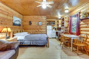 Cedar Falls Cabin: Nestled by Honey Creek