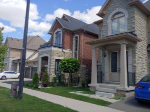 Cozy Private Room with Ensuite Bathroom in Brampton
