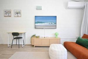 Beachfront 1BR Loft. Surf-Café-Unwind