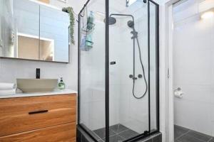 Beachfront 1BR Loft. Surf-Café-Unwind
