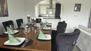 10 min von Legoland entfernter Familienhaus, Moderne ca 100m2 große Wohnung mit Whirlpool, NETFLIX, WLAN, großer Garten, fürs erste Frühstück gefüllter Kühlschrank, wunderschöne Terrasse, privater Parkplatz My Luxury Apartments