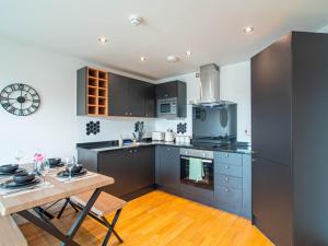 Captivating Leeds Dock 2 Bed 2 Bath Juliet Balcony Apartment