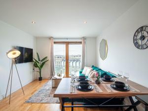 Captivating Leeds Dock 2 Bed 2 Bath Juliet Balcony Apartment