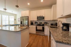 Queen BedPool TableWi-FiDowntownWilmington