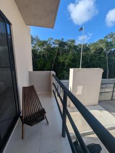 Resort Vibes King bed pool balcony 10 min to Beach