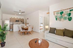 Resort Vibes King bed pool balcony 10 min to Beach
