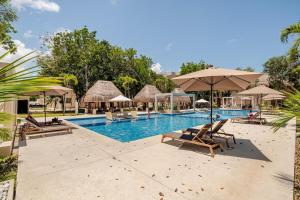 Resort Vibes King bed pool balcony 10 min to Beach