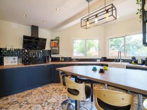 Villa 5 étoiles : Piscine chauffée, 24 pers., proche lac Parentis-en-Born - FR-1-877-50