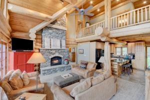Mountain View Log Home I Private Hot Tub I Great Views I Activity Program