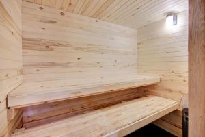 Mountain View Log Home I Private Hot Tub I Great Views I Activity Program