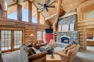 Mountain View Log Home I Private Hot Tub I Great Views I Activity Program