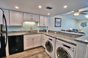 Family Friendly Top Floor Oceanfront Sleeps 6 Balcony Pools