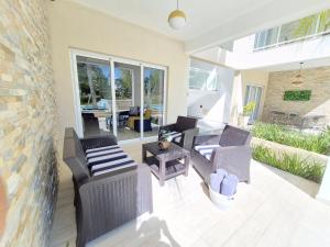 Pool & Golf View Condo Inside Hard Rock Area